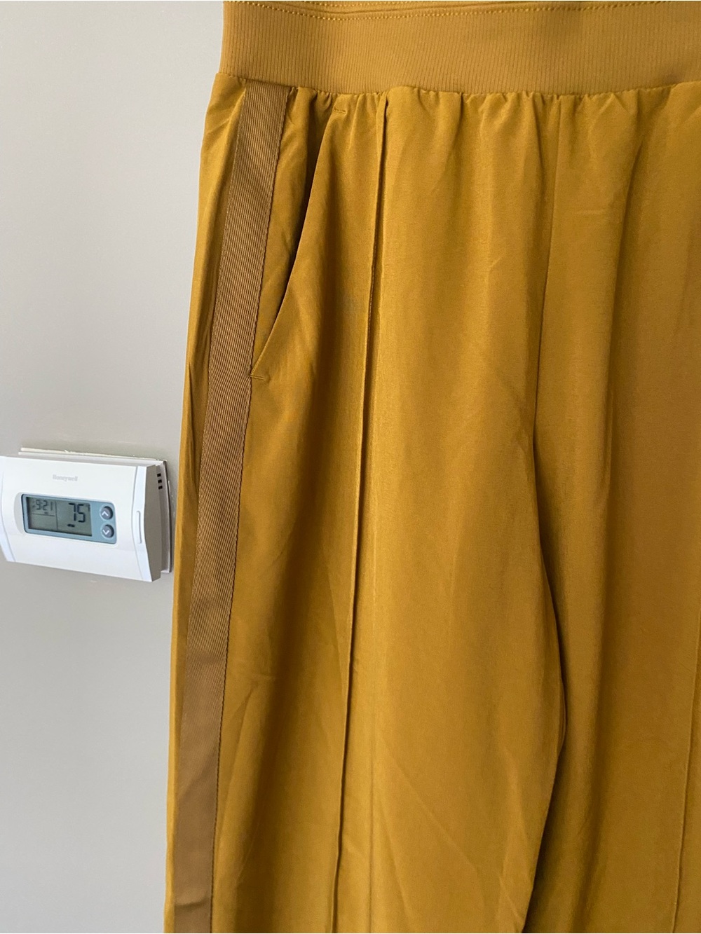 NWT ATHLETA Nolita Wide Leg Pants In Brass Yellow Size 2 - Picture 3 of 9